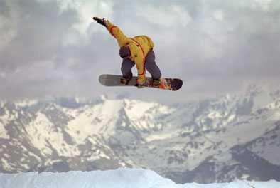 Snowboard conqueres mt.Elbrus slopes